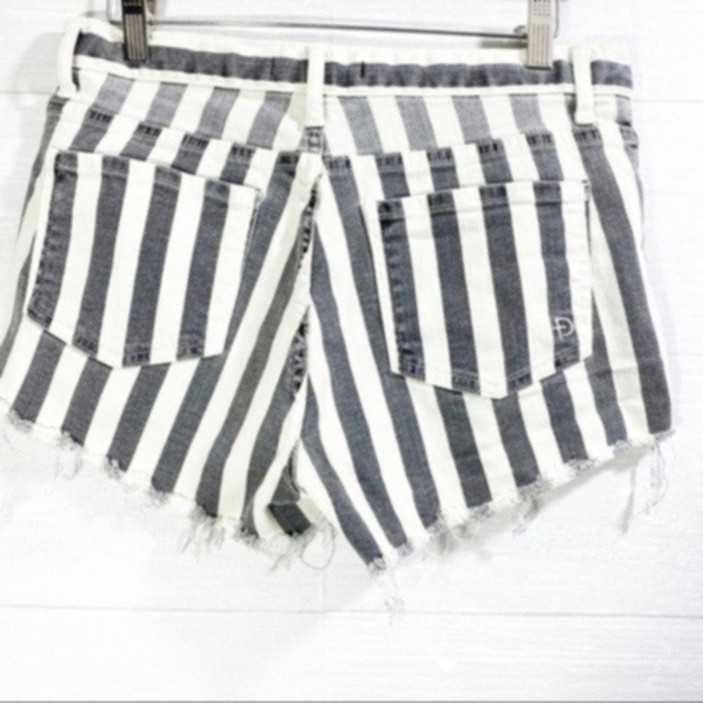 Fidelity women’s jean shorts Size 27 - Picture 4 of 6